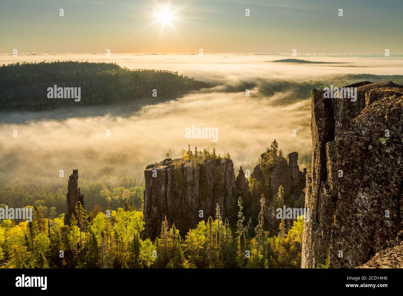Sonnenaufgang über einem nebligen, nebligen Tal im Canadian Shield; Dorian, Ontario, Kanada Stockfoto
