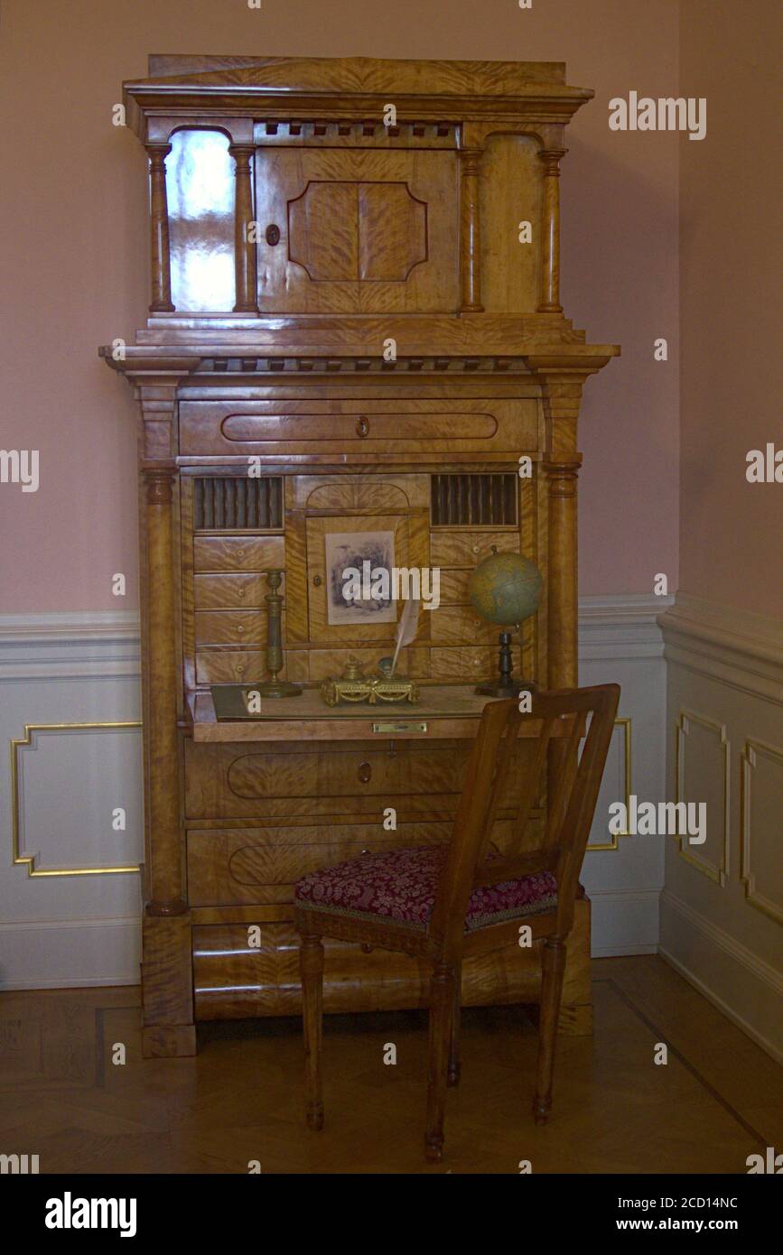 Ein alter und luxuriöser Holzschreibtisch mit Stuhl Stockfoto