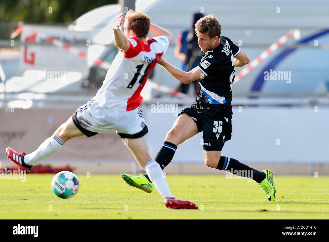 firo: 25.08.2020, Fußball, Helden Cup, Saison 2020/2021, Feyenoord Rotterdam - Arminia Bielefeld, George Johnston, Feyenoord Rotterdam, Feyenoord, Rotterdam, Sven Schipplock, Arminia Bielefeld, Arminia, Bielefeld, DSC, ganze Figur Stockfoto