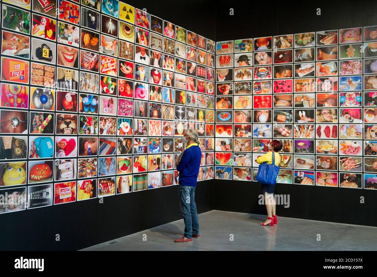 Parrathon , Ausstellung von Martin Parr 's Werke im Frac Bretagne , Rennes, Frankreich .Besucher Blick auf eine Fotoausstellung von Martin Parr. Stockfoto