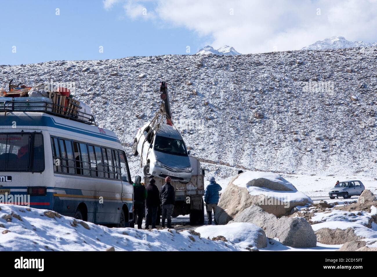 Autounfall bei einem Unfall auf der Höhenstraße Auf einem Schneefeld in Ladakh in Indien Stockfoto