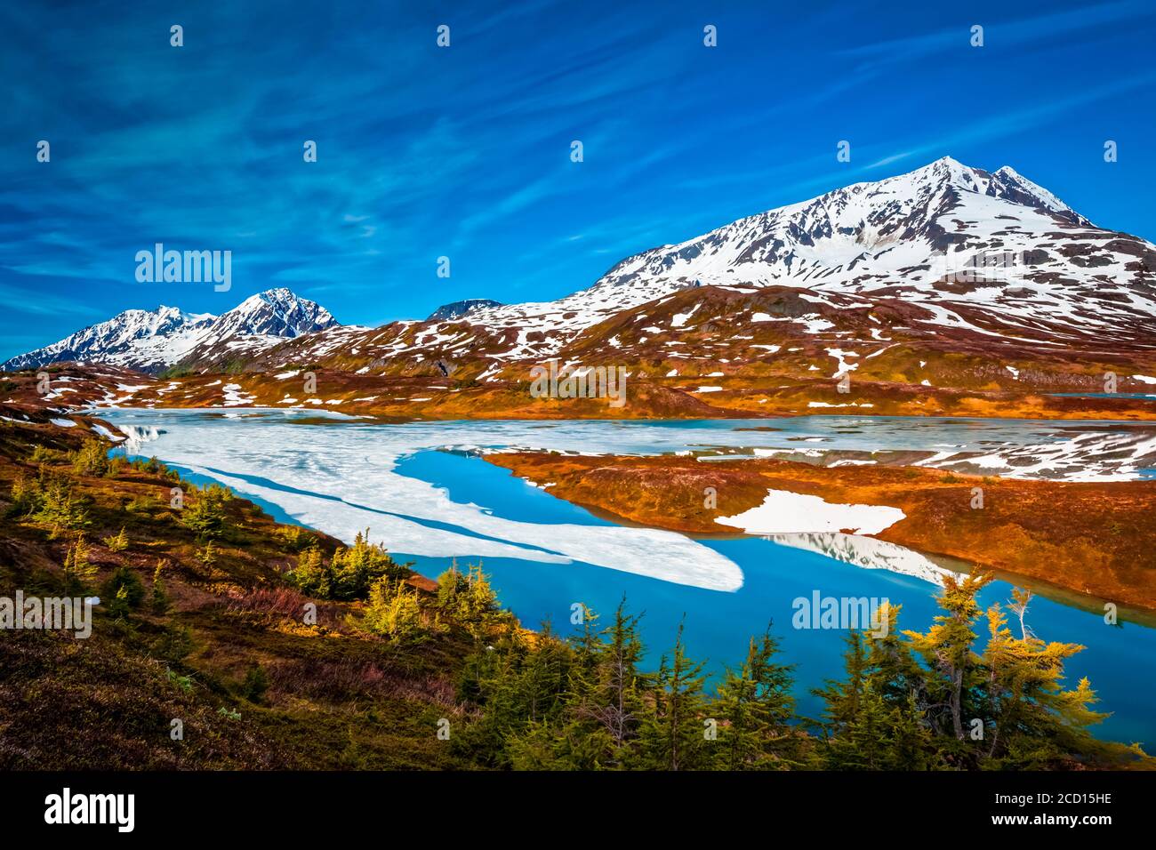 Mount Ascension, Resurrection Peaks und halb gefrorener Lost Lake, Chugach National Forest, Kenai Peninsula, South-Central Alaska im Frühling Stockfoto