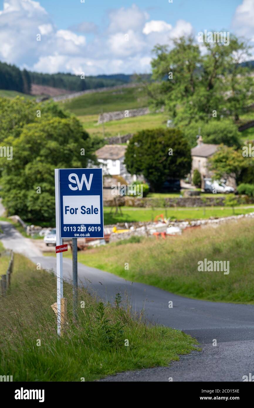 Zum Verkauf Schild auf einem ländlichen Grundstück im Yorkshire Dales National Park, Großbritannien. Stockfoto