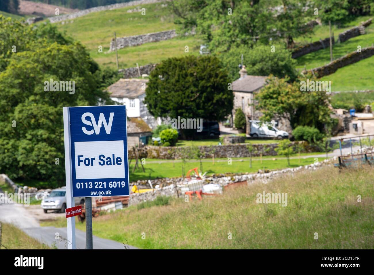 Zum Verkauf Schild auf einem ländlichen Grundstück im Yorkshire Dales National Park, Großbritannien. Stockfoto