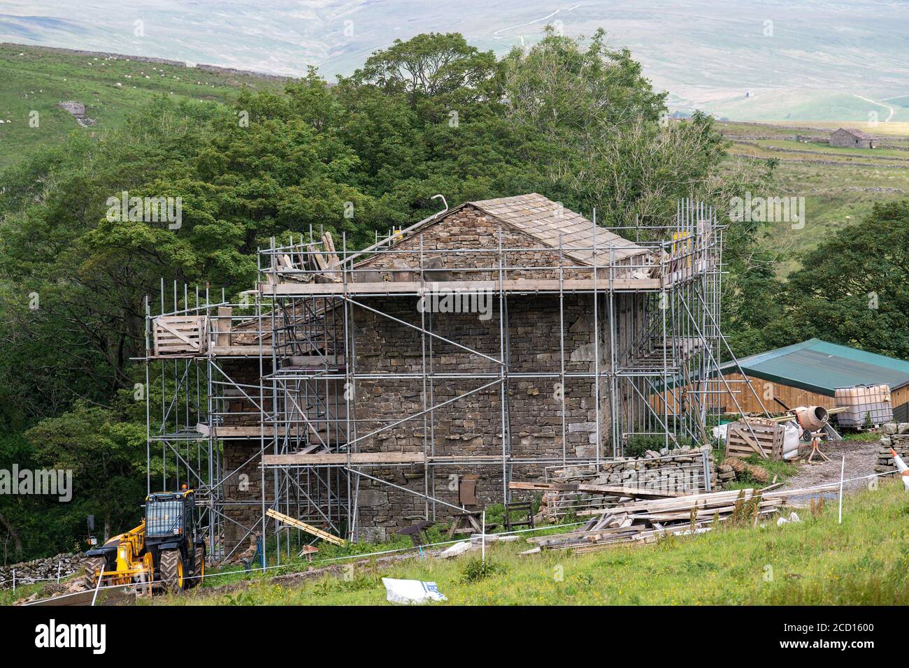 Scheune im Yorkshire Dales National Park, mit Gerüsten um ihn herum, in ein Haus umgewandelt. VEREINIGTES KÖNIGREICH. Stockfoto