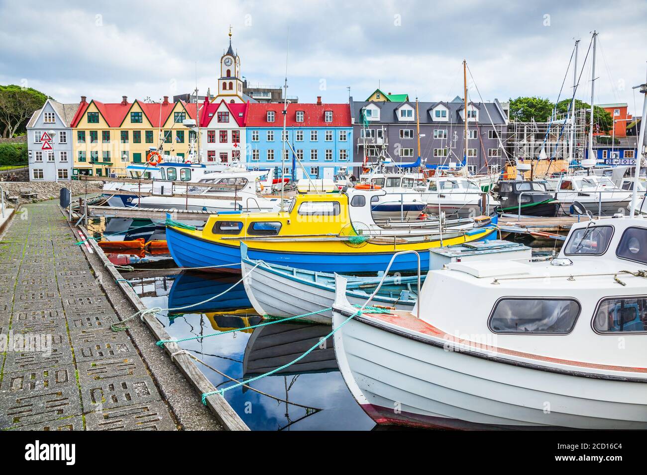 Torshavn, Färöer. Vestaravag Hafen und bunte Gebäude. Stockfoto