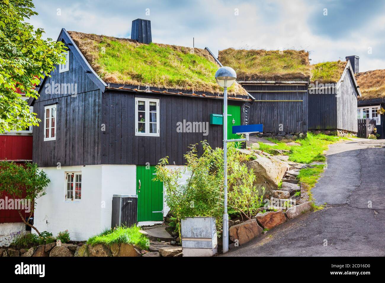 Torshavn, Färöer. Morgenansicht der typischen Rasen Top Häuser. Stockfoto