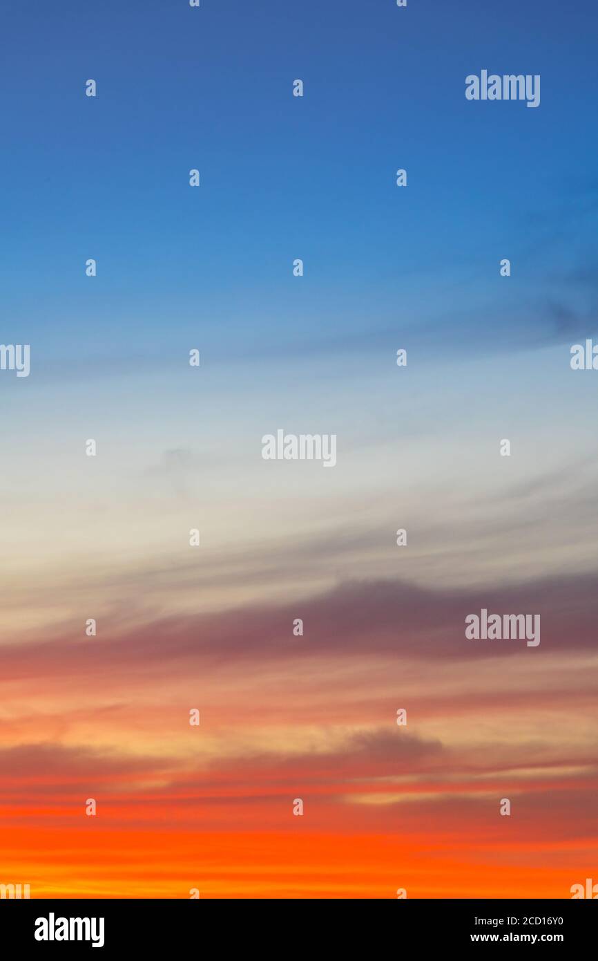 Erstaunlich tiefblau und orange Farben Sonnenuntergang Himmel Gradient vertikal Hintergrund Stockfoto