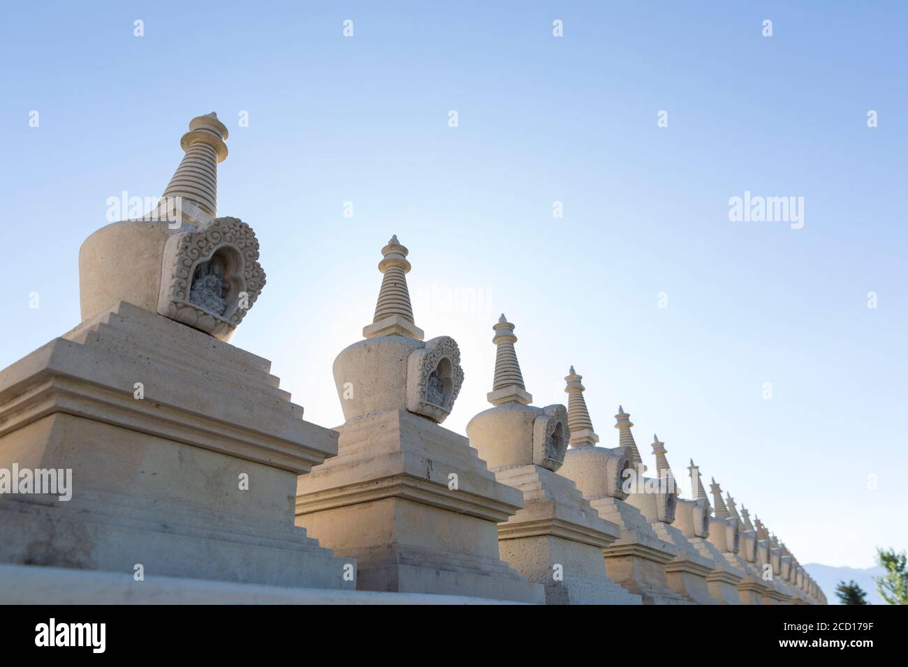 Eine Reihe von Stupas vervollständigt am 24. Juli 2020 den äußeren Rand