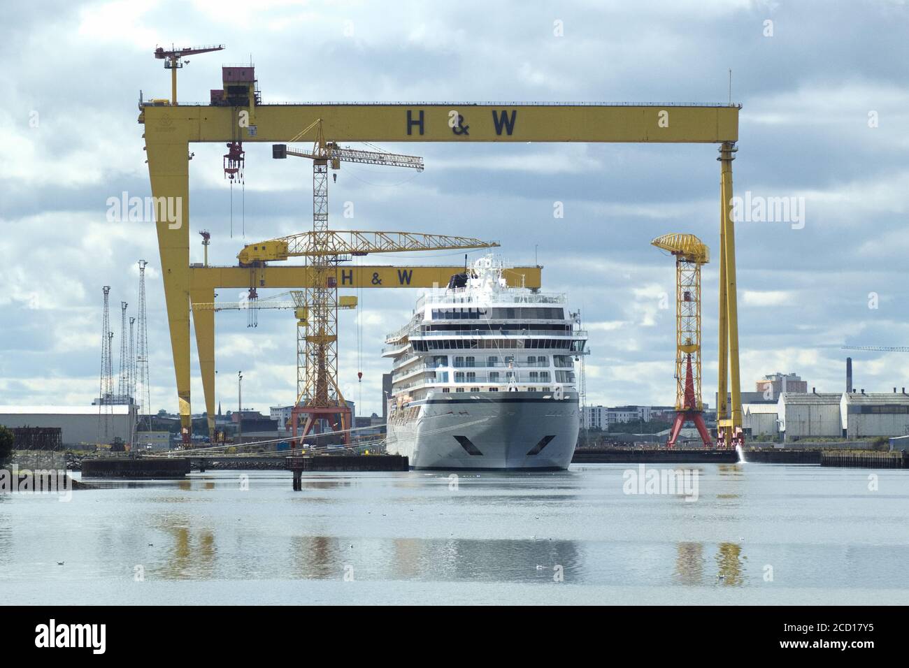 Viking Cruise Ship in Belfast Shipyard, mit den berühmten Samson und Goliath Cranes, die beim Bau der Titanic mithalfen Stockfoto