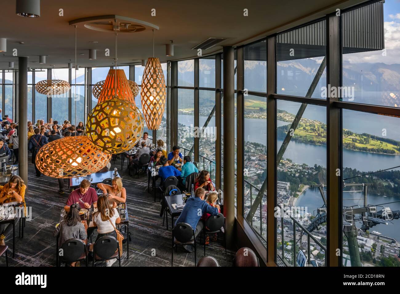 Restaurant mit Glaswänden mit Blick auf Lake Wakatipu; Queenstown, Otago Region, Neuseeland Stockfoto