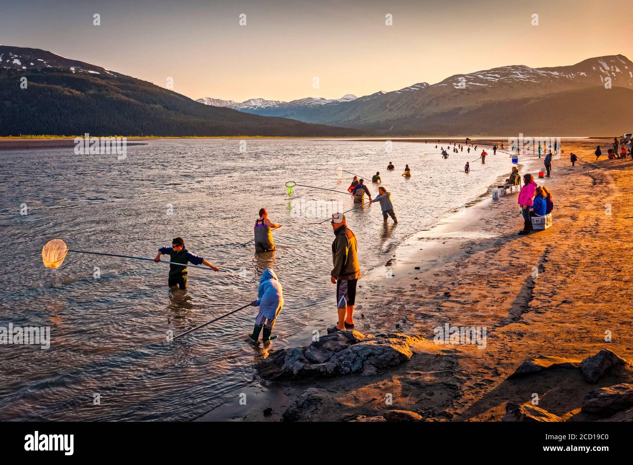 Menschenmassen, die bei Sonnenuntergang am Twenty Mile River nach Hooligan mit Netzen fischen, im Sommer in Süd-Zentral-Alaska Stockfoto