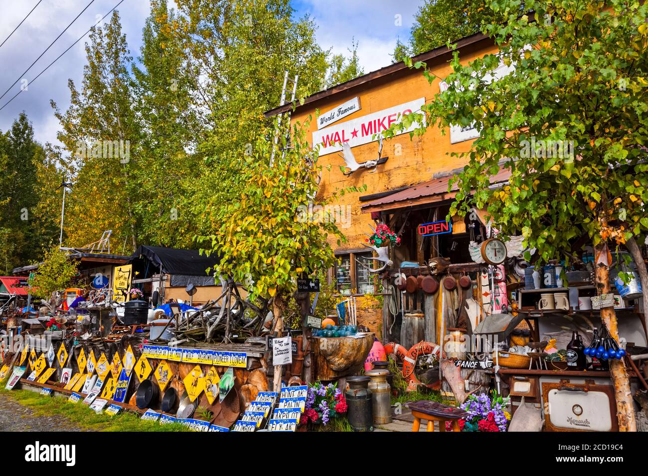 Antiquitätengeschäft, Wal Mike's, entlang George Park Highway, Süd-Zentral Alaska im Herbst; Trapper Creek, Alaska, Vereinigte Staaten von Amerika Stockfoto