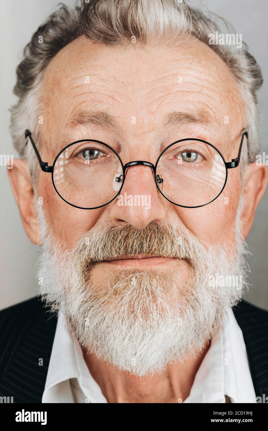 Porträt des alten Mannes. Kaukasischer älterer Mann in runden Brillen, der  mit neutralem Ausdruck auf die Kamera schaut. Personalausweis Foto für  Reisepass Stockfotografie - Alamy