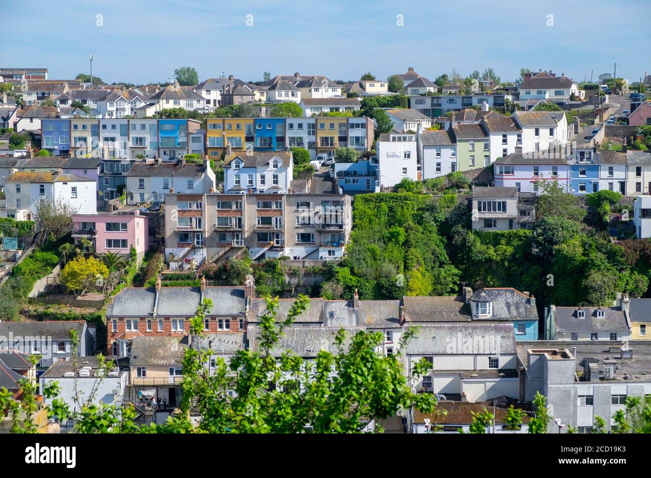 Blick über die Hügel von Brixham und Devon mit bunten Reihenhäusern, Brixham, Devon, UK Stockfoto