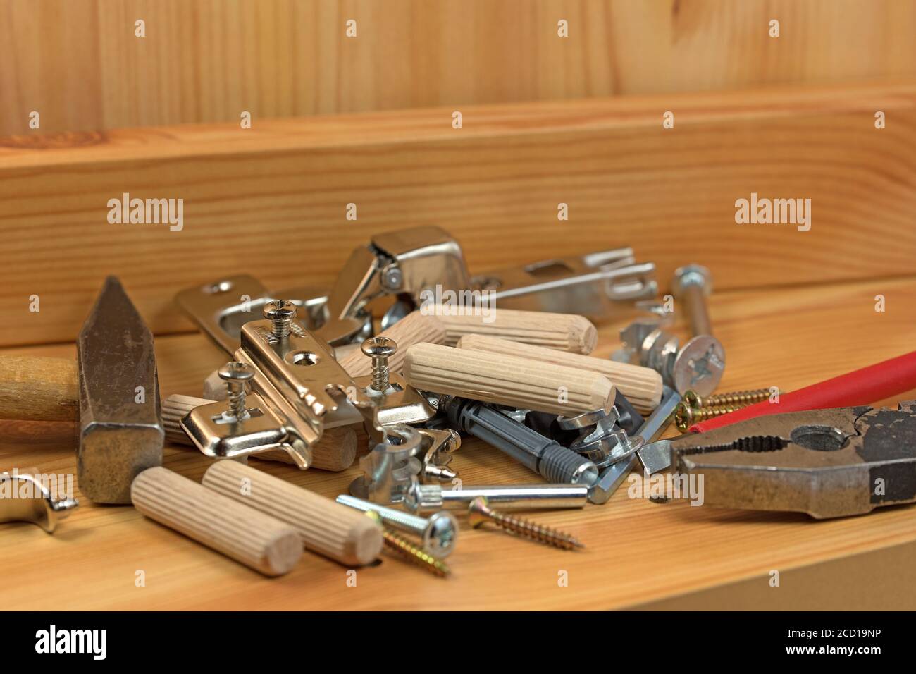 Möbelbeschläge und Werkzeuge für die Möbelmontage Stockfoto