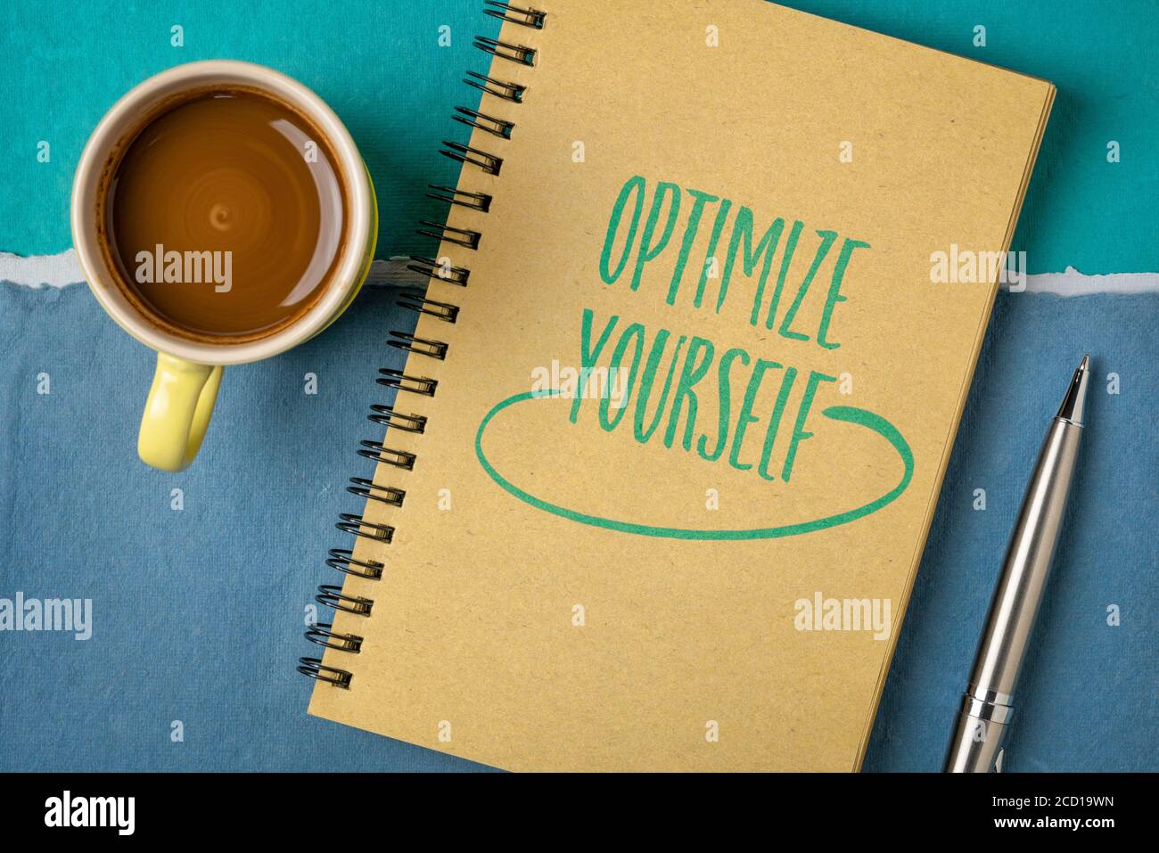 Optimieren Sie sich selbst inspirierende Note - Handschrift in einem Skizzenbuch mit einer Tasse Kaffee, Selbstverbesserung und persönlichem Entwicklungskonzept Stockfoto