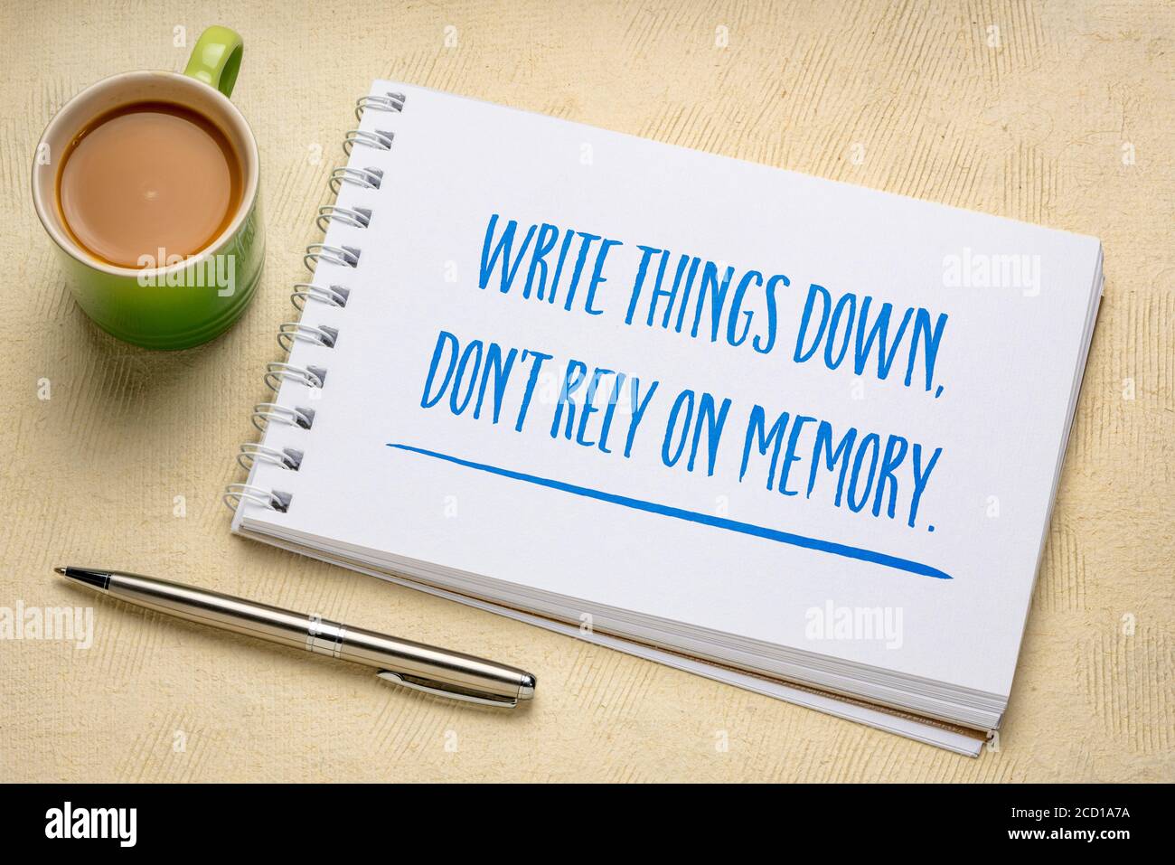 Schreiben Sie die Dinge auf, verlassen Sie sich nicht auf Gedächtnis - Produktivität Beratung, Handschrift in einem Skizzenbuch mit einer Tasse Kaffee, Geschäft, Bildung und persönliche Entwicklung Stockfoto