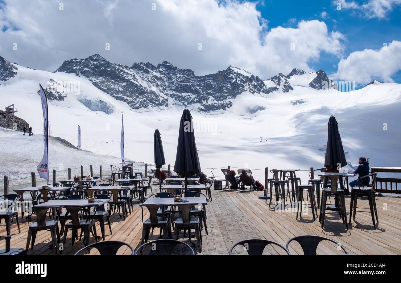 Restaurant im Freien Terrasse Les Glaciers (3,200m) im Sommer im Skigebiet La Grave, Hautes-Alpes, Frankreich Stockfoto