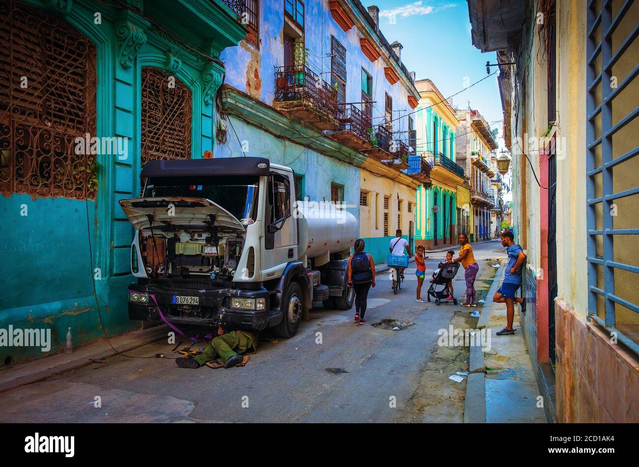 Havanna, Kuba, Juli 2019, Tanker, der von einem Mechaniker in einer Straße im ältesten Teil der Hauptstadt repariert wurde Stockfoto