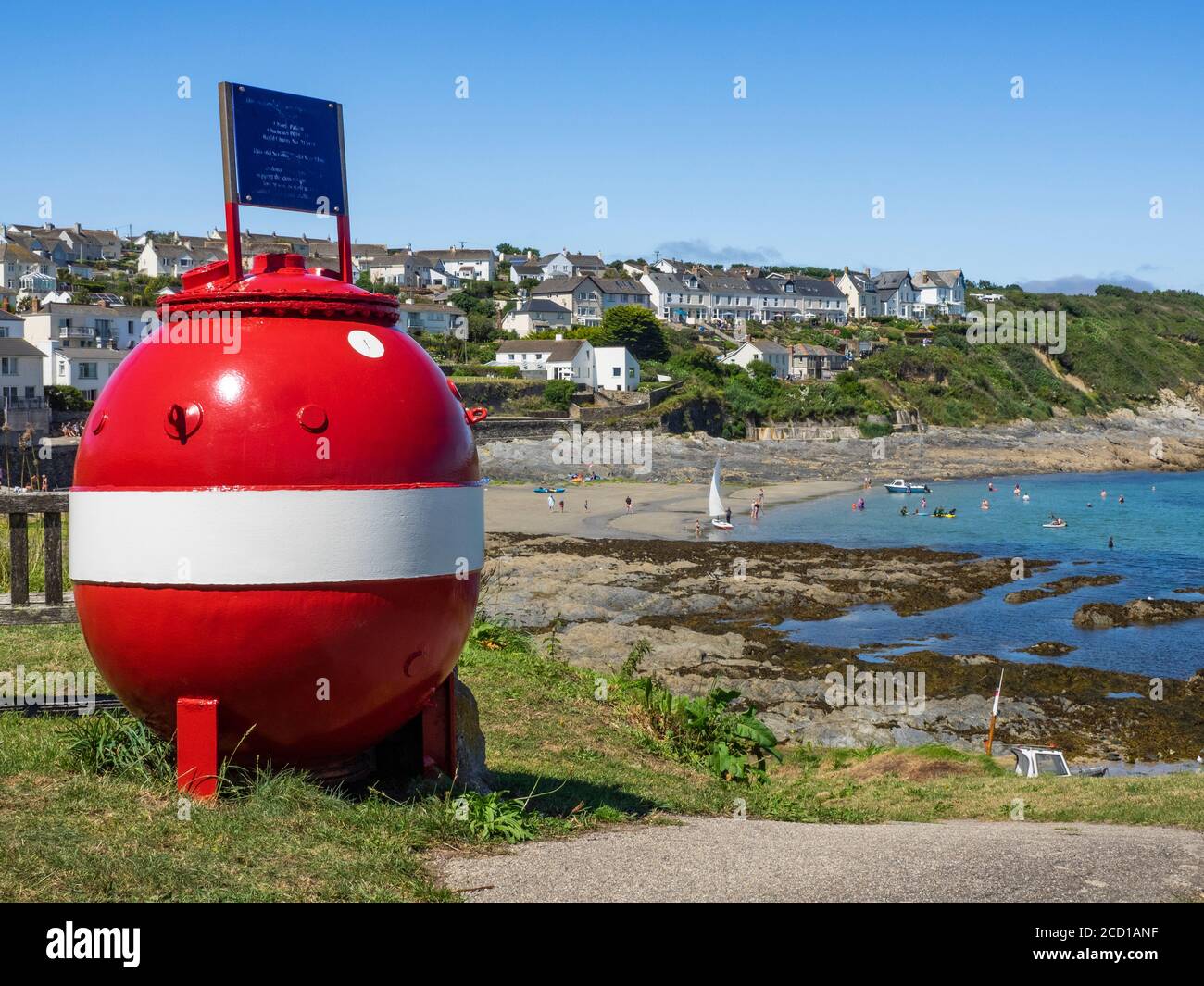 Mine des Zweiten Weltkriegs, die von der Shipwrecked Mariners' Society genutzt wird, um Geld für Seeleute in Not zu sammeln, oberhalb des Hafens in Portscatho, Cornwall, U Stockfoto