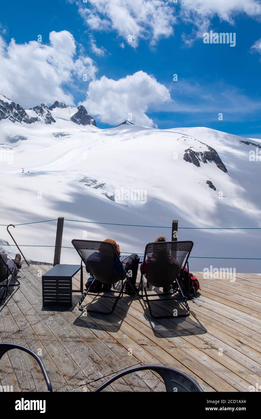 Restaurant im Freien Terrasse Les Glaciers (3,200m) im Sommer im Skigebiet La Grave, Hautes-Alpes, Frankreich Stockfoto