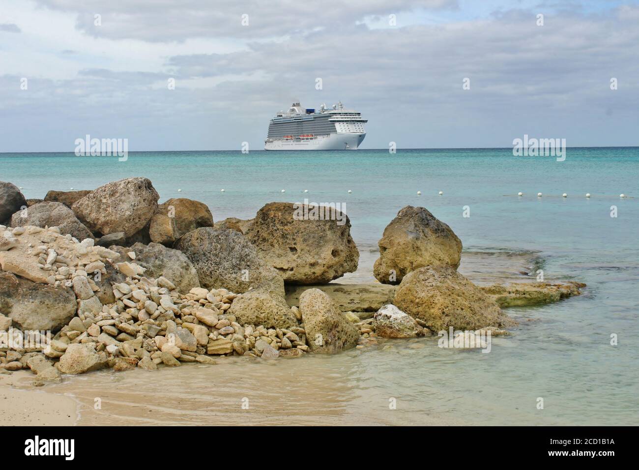 Ein Kreuzfahrtschiff vor dem Ufer verankert Stockfoto