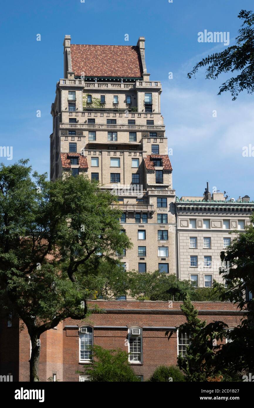 Das Co-op Apartment Gebäude in der Fifth Avenue 825 hat ein rot gefliestes Schrägdach, Lenox Hill, NYC., USA Stockfoto