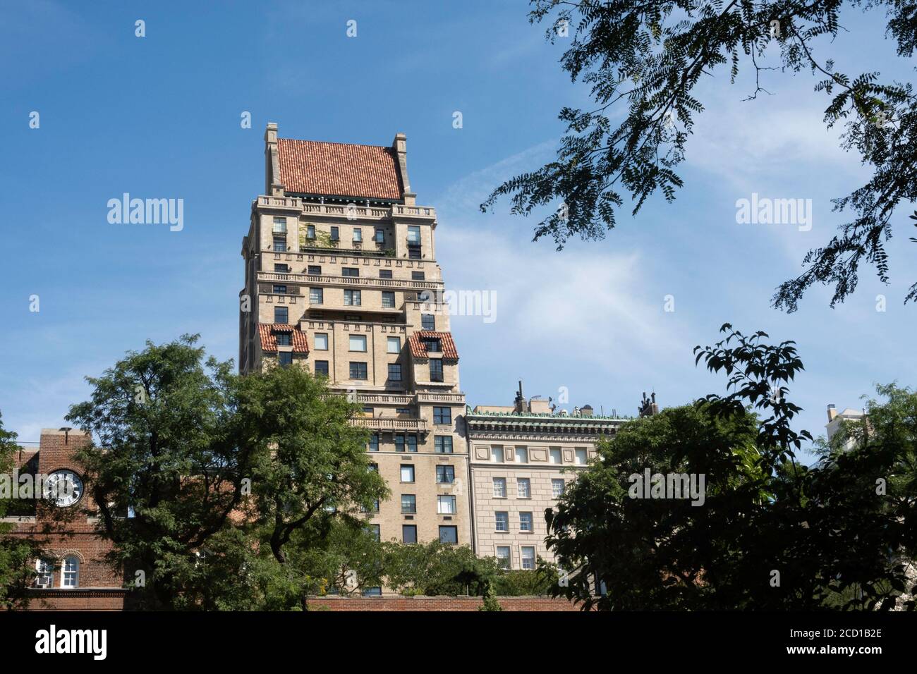 Das Co-op Apartment Gebäude in der Fifth Avenue 825 hat ein rot gefliestes Schrägdach, Lenox Hill, NYC., USA Stockfoto