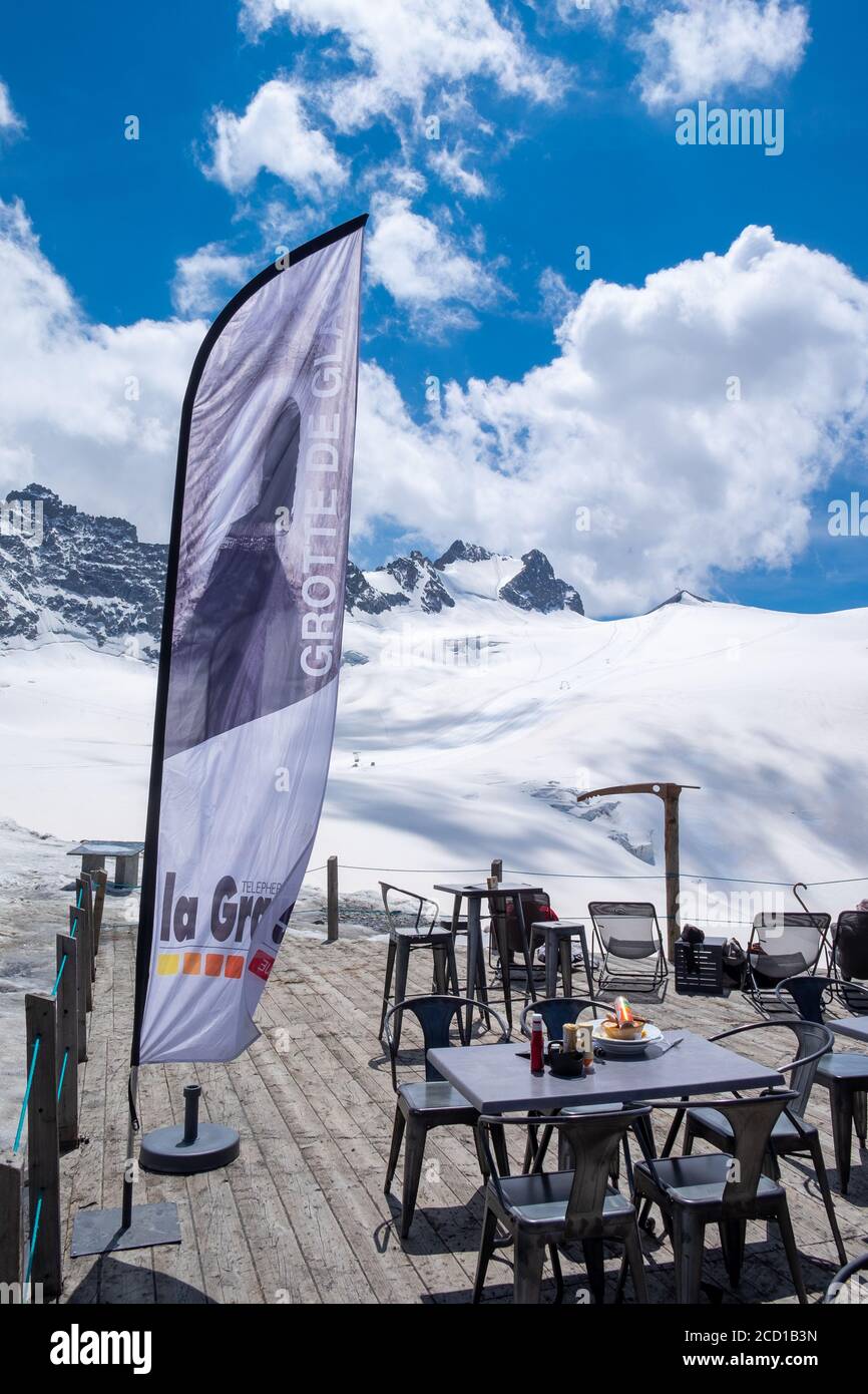 Restaurant im Freien Terrasse Les Glaciers (3,200m) im Sommer im Skigebiet La Grave, Hautes-Alpes, Frankreich Stockfoto