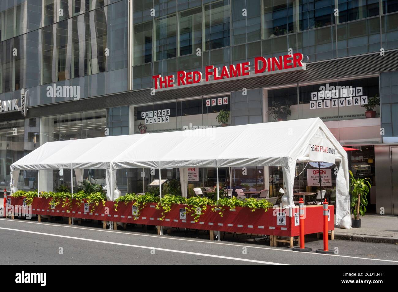 Restaurant im Freien, The Red Flame Diner, West 44th st, NYC, 2020 Stockfoto
