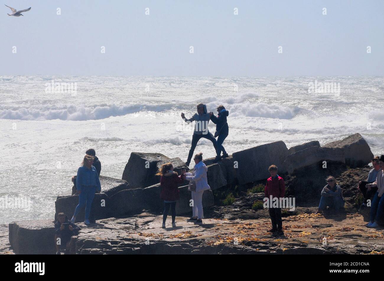 Portland Bill. August 2020. Wetter in Großbritannien. Die Menschen genießen das Schauspiel eines Sturms, der Portland Bill zerschlagen hat. Quelle: stuart frartwell/Alamy Live News Stockfoto