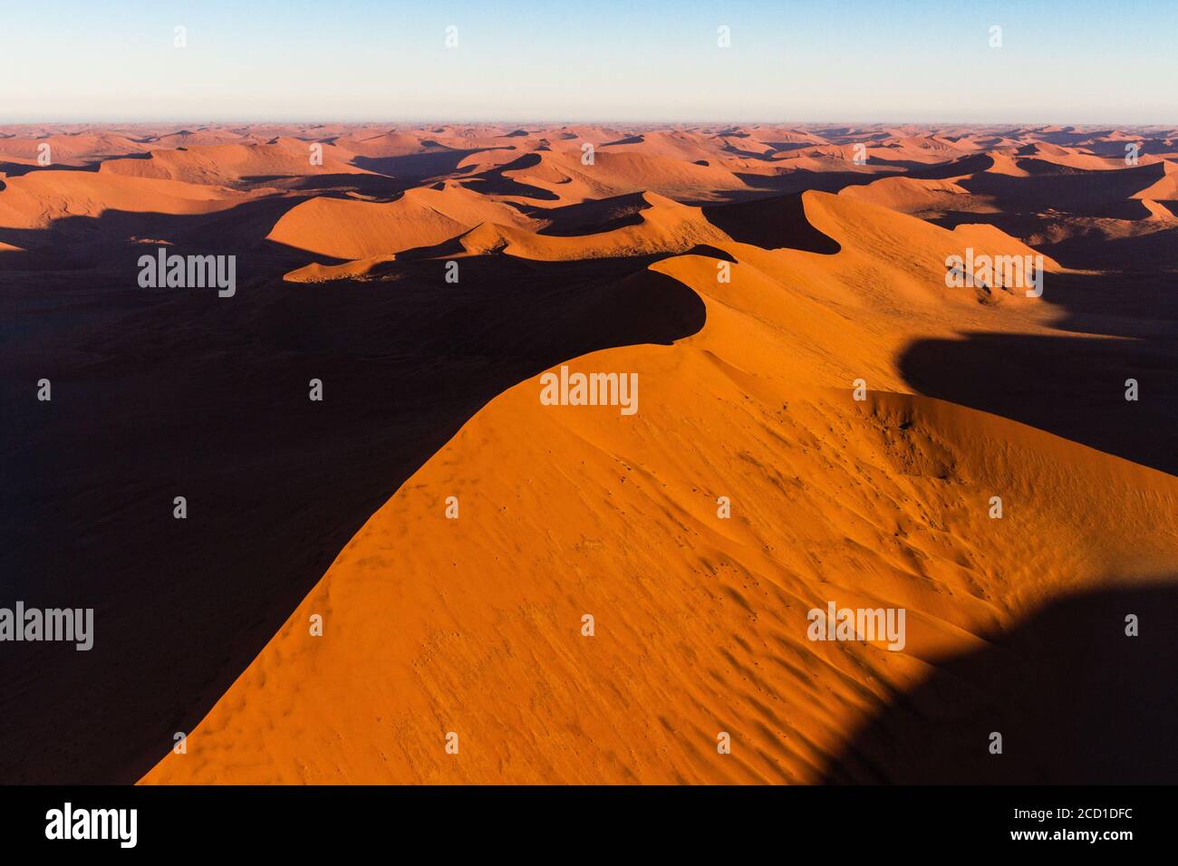 Rote Dünen von Sossusvlei, Namibia, die Teil der Namib Sandsee sind und 2013 von der UNESCO zum Weltkulturerbe erklärt wurden. Blick von einem Hubschrauberflug. Stockfoto