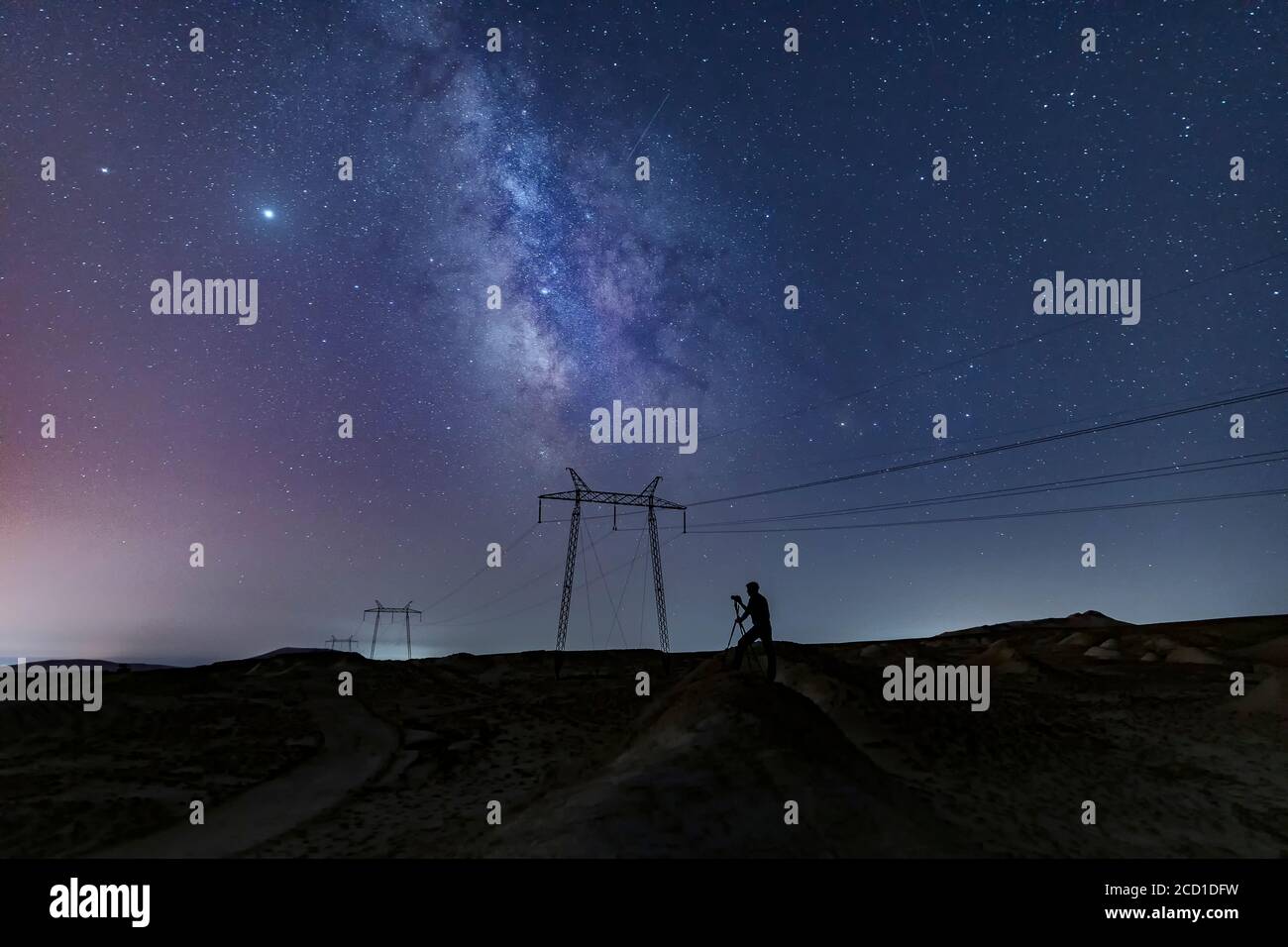 Silhouette des Fotografen, der Bilder vom Nachthimmel fotografiert Stockfoto