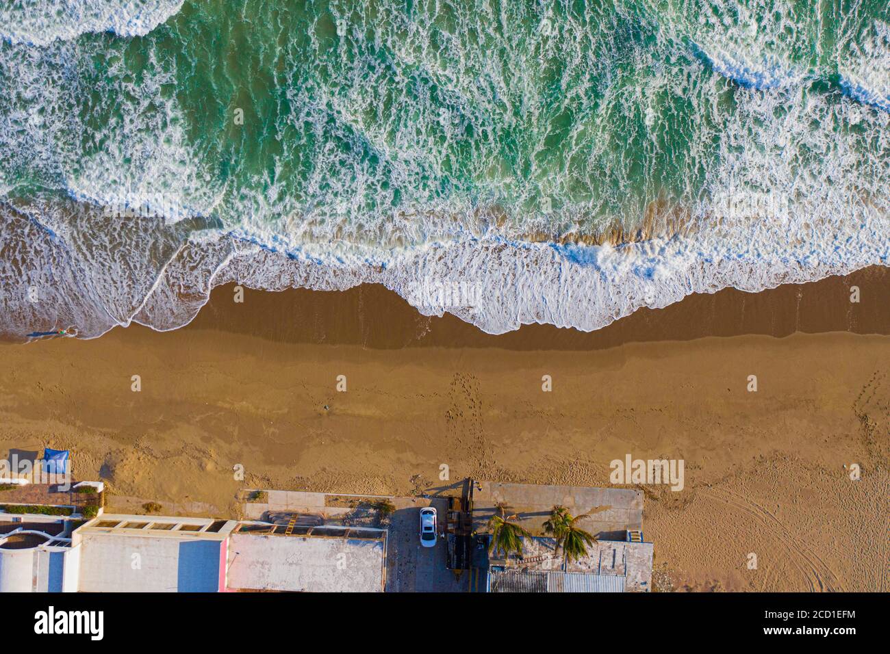 Kino Bucht, Bahia de kino Strand. Wellen und Sand an einem sonnigen Tag in einem touristischen Ziel im Golf von kalifornien. Luftaufnahme, Vista Aerea (Foto von Luis Gutierrez / Norte Photo) Playa de bahia de kino. olas y Arena en un dia soleado en destino turistico del golfo de california. (Foto von Luis Gutierrez/Norte Photo) Stockfoto