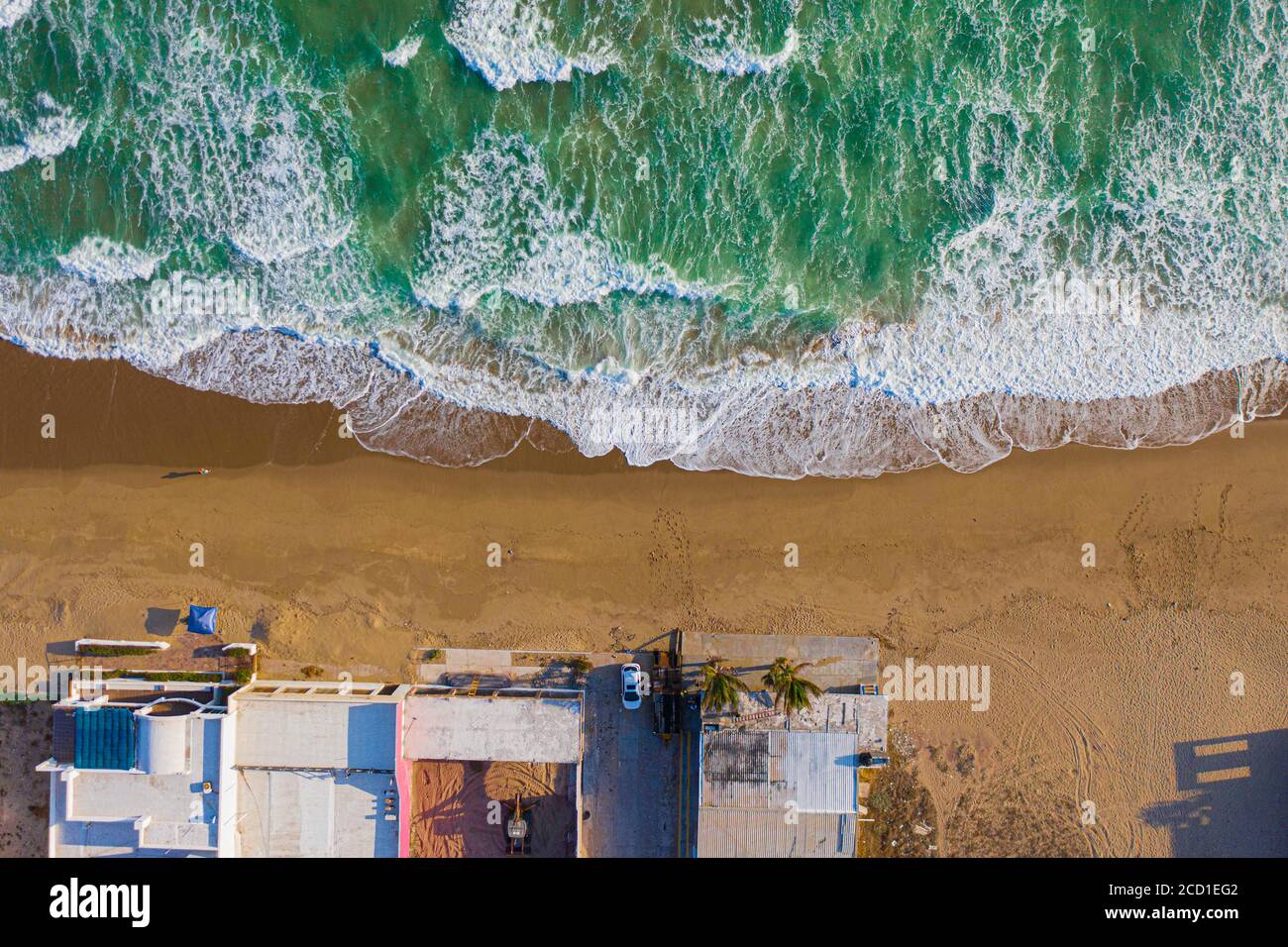 Kino Bucht, Bahia de kino Strand. Wellen und Sand an einem sonnigen Tag in einem touristischen Ziel im Golf von kalifornien. Luftaufnahme, Vista Aerea (Foto von Luis Gutierrez / Norte Photo) Playa de bahia de kino. olas y Arena en un dia soleado en destino turistico del golfo de california. (Foto von Luis Gutierrez/Norte Photo) Stockfoto