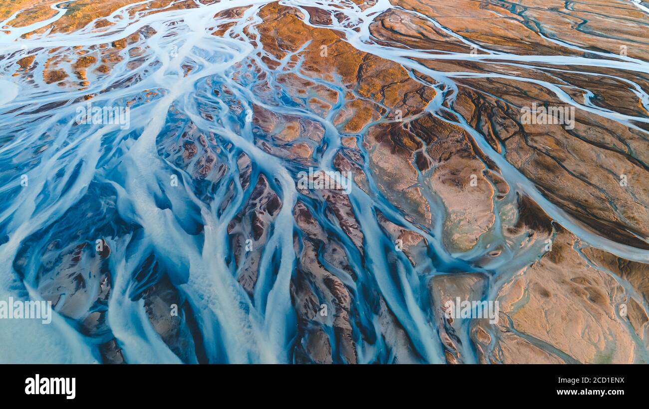 Ein Gletscherfluss von oben. Luftaufnahme der Flüsse von isländischen Gletschern. Schöne Kunst der Mutter Natur in Island geschaffen Stockfoto