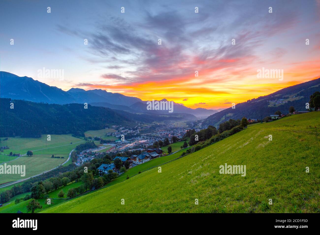 Dachstein und Schladming Stadt bei Sonnenaufgang. Blick vom Rohrmoos-Untertal, Österreich. Rohrmoos-Untertal ist ein ländlicher Ortsteil, der als Wintersporter bekannt ist Stockfoto