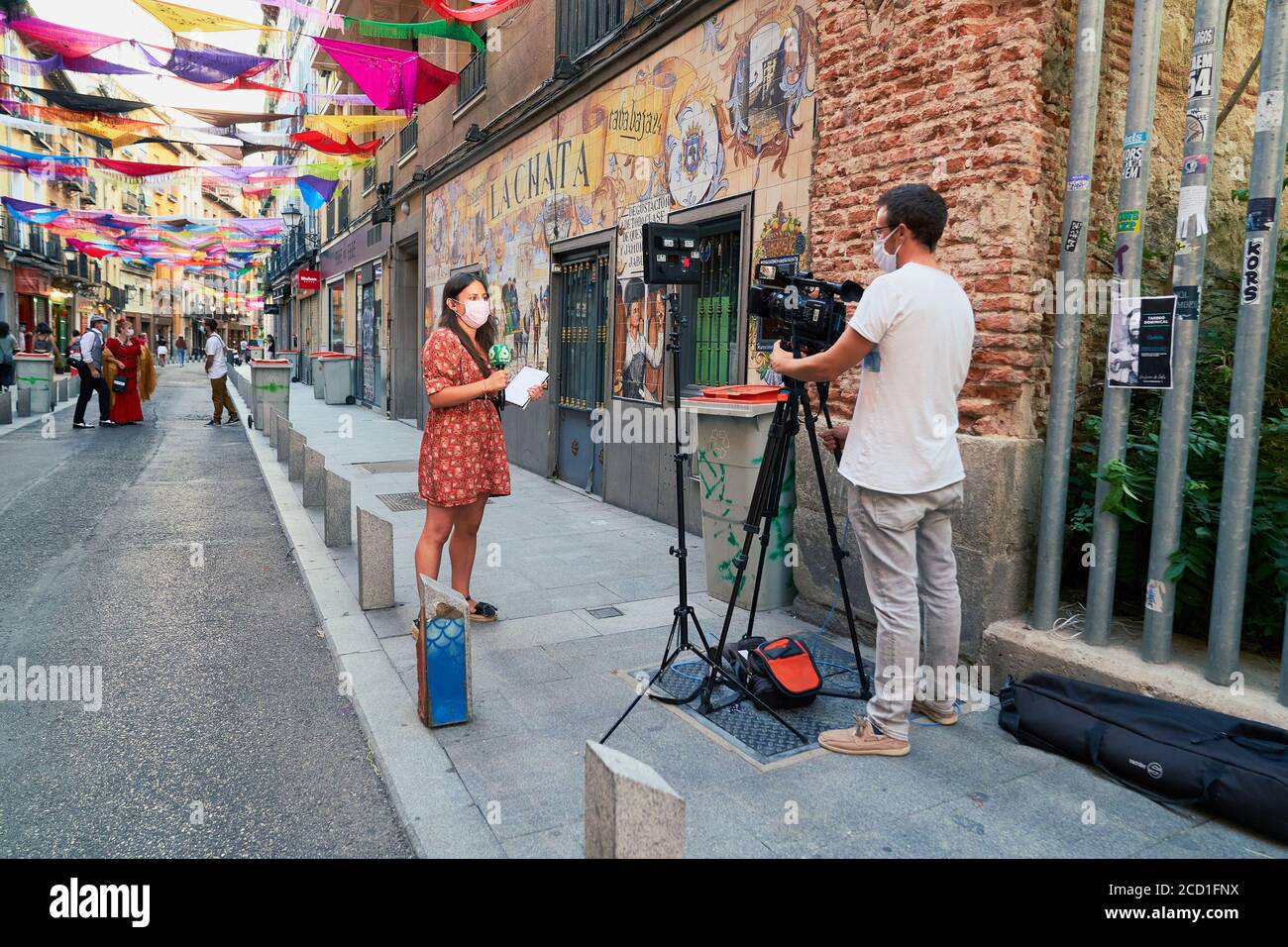Ein Fernsehteam des spanischen Fernsehsenders La Sexta nimmt die praktisch leere Straße auf, die normalerweise für das Virgen de la paloma Festival La Latina Madrid, Spanien, im August 2020, frequentiert wird Stockfoto