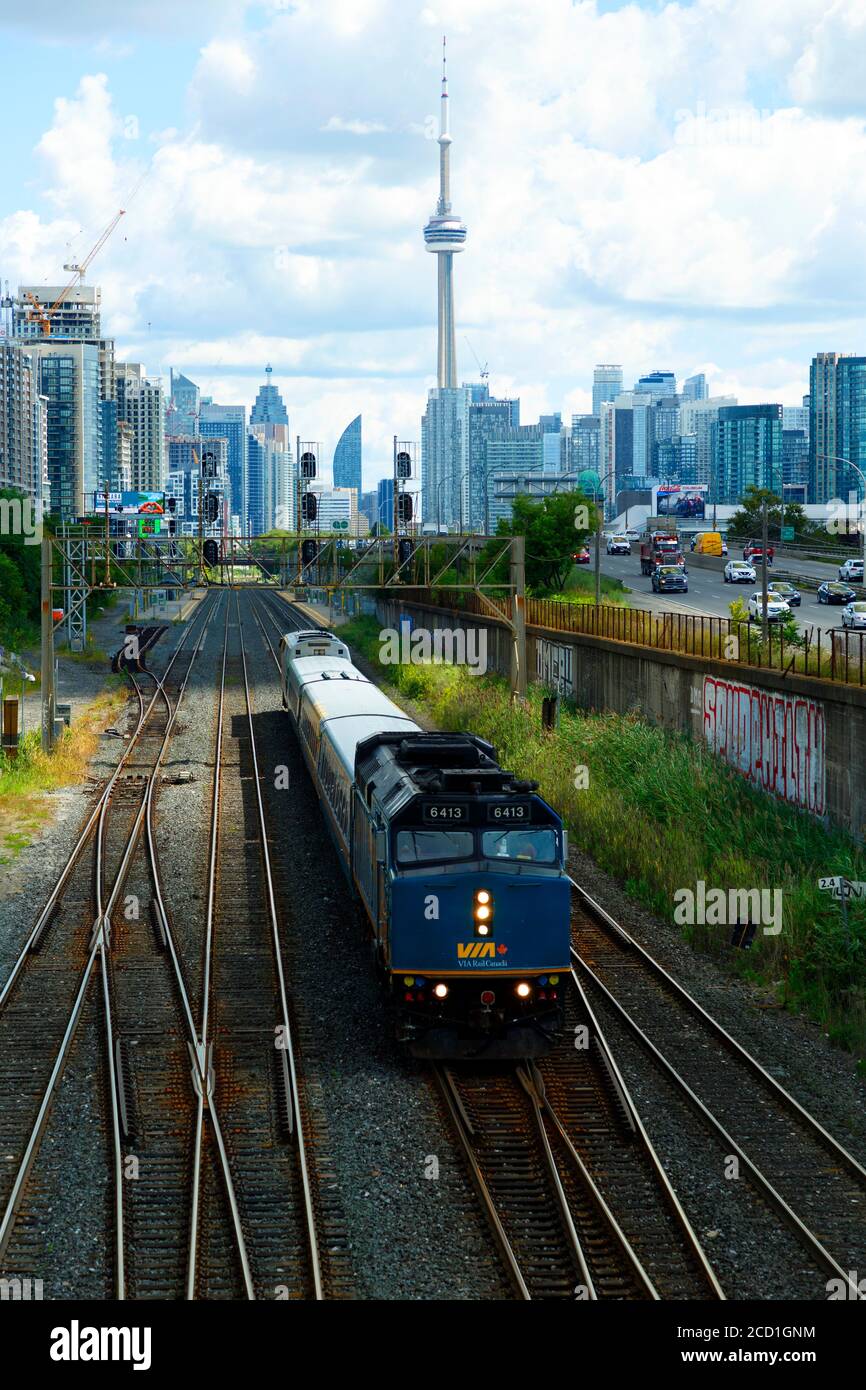 Blick auf den CN Tower, Wohnungen, und eine Via-Zug von der Innenstadt von Toronto, Ontario, Kanada Stockfoto