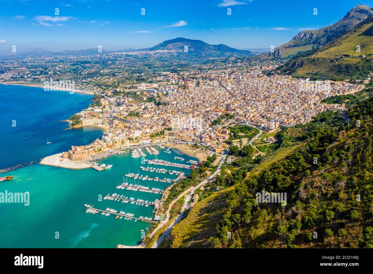 Luftaufnahme von Castellammare del Golfo, einer Küstenstadt in der Provinz Trapani von Sizilien, Italien Stockfoto