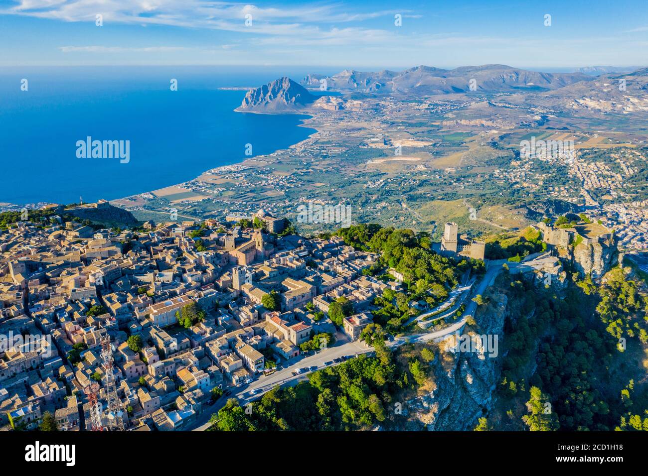Luftaufnahme von Erice, Sizilien, einer Stadt auf einem Berg im Nordwesten Siziliens, in der Nähe von Trapani, Italien, mit Blick auf das Naturschutzgebiet Monte Cofano im Hintergrund Stockfoto