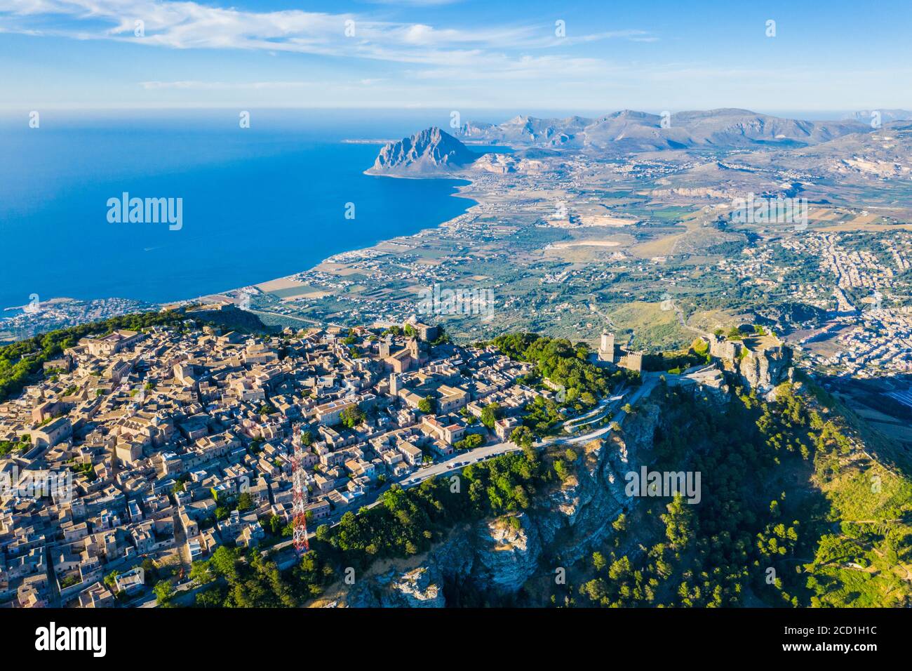 Luftaufnahme von Erice, Sizilien, einer Stadt auf einem Berg im Nordwesten Siziliens, in der Nähe von Trapani, Italien, mit Blick auf das Naturschutzgebiet Monte Cofano im Hintergrund Stockfoto