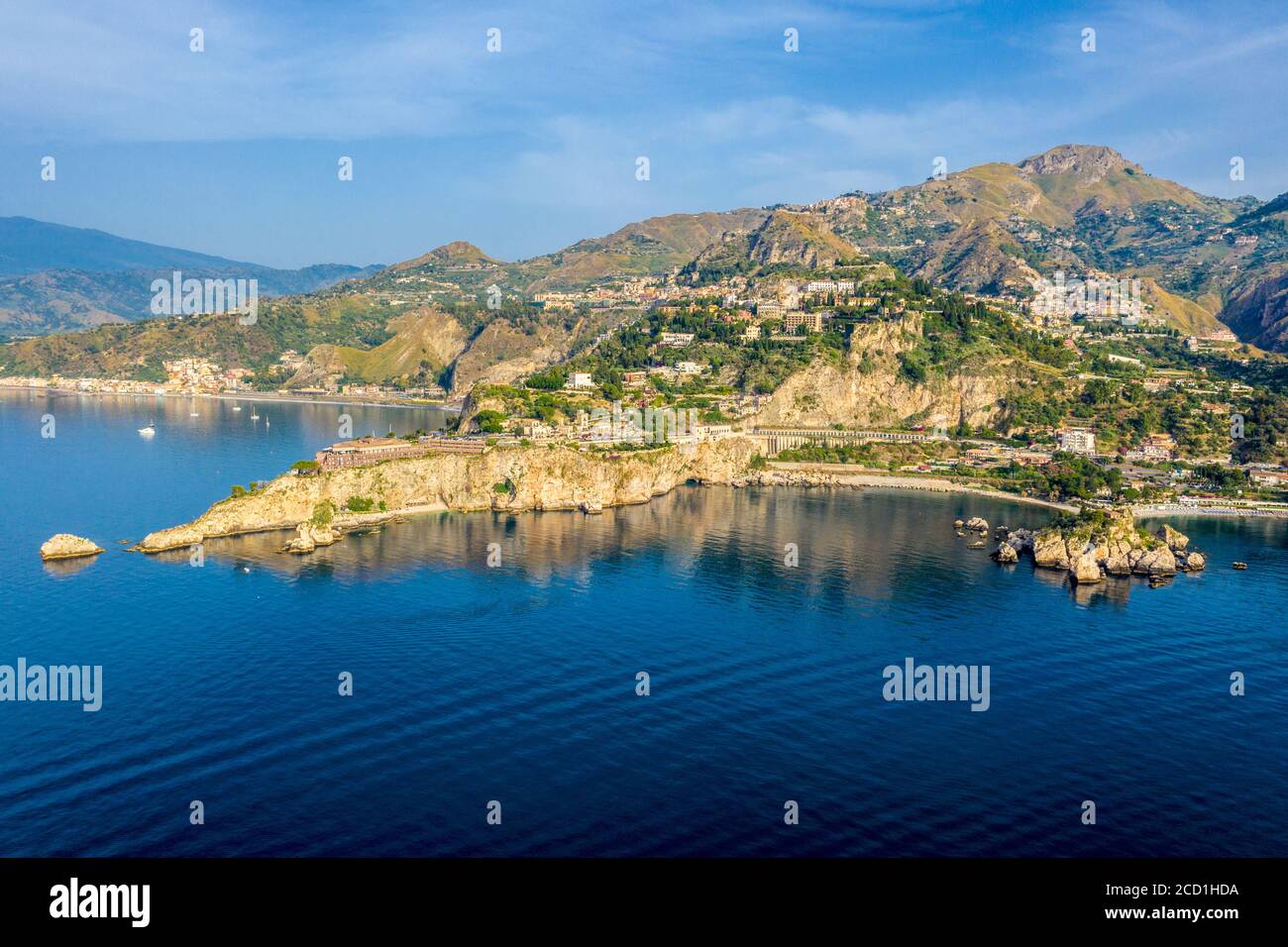 Luftpanorama der Stadt Taormina, Insel Isola Bella Naturschutzgebiet, und den Ätna an der Ostküste von Sizilien, Italien Stockfoto