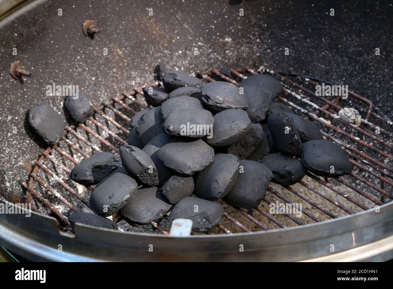 Weicher Fokus von Holzkohlebriketts auf einem Grill zu entzünden Feuer zum Kochen Stockfoto