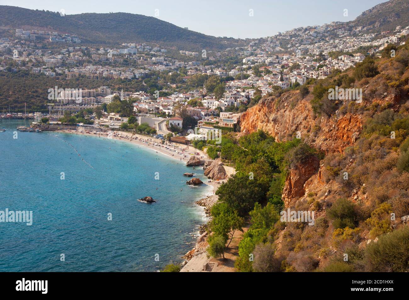 Die Stadt Kalkan in der Türkei auf der Seite eines steilen Berges, der zum Meer abfällt gebaut. Das ursprüngliche kleine Fischerdorf ist in Größe o gewachsen Stockfoto