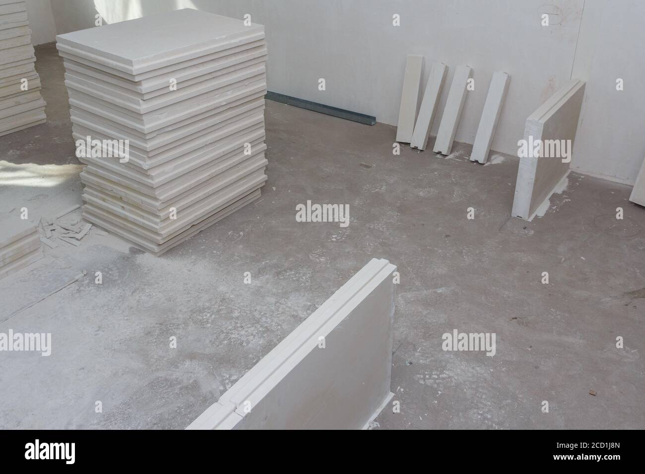 Material für den Bau von Wänden in einem Gebäude. Bau von Innenwänden in der Wohnung mit einer Gipsbetonplatte mit Nutrippe. Zunge-an Stockfoto