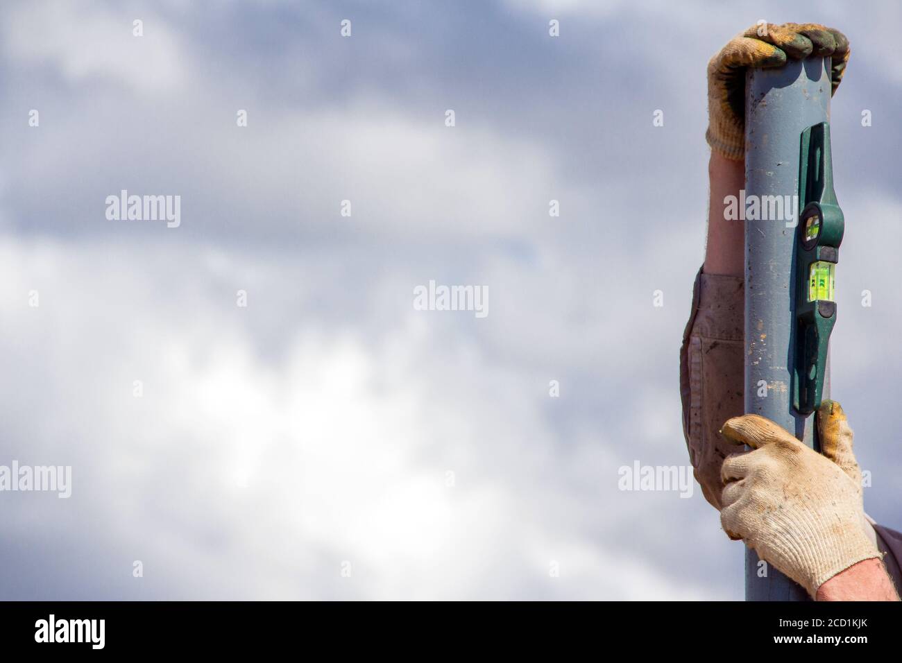 Installation von Stahlstützen über eine Gebäudeebene. Bauwerkzeug auf der Baustelle Stockfoto