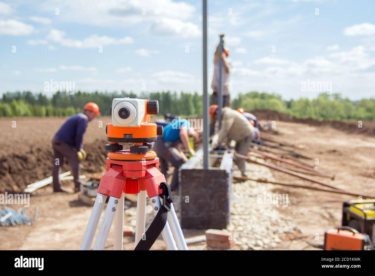 Baumaschinen. Vermesser Ausrüstung Theodolit auf der Baustelle. Überwachung des Fortschritts der Bauarbeiten. Stockfoto