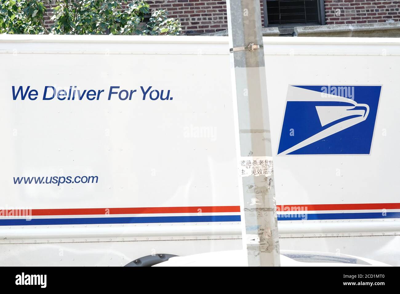 New York, USA. August 2020. USPS unterzeichnen auf Lieferwagen in Flushing, Queens. USPS-Verzögerungen gefährden 14M, die nicht rechtzeitig Medikamente erhalten, sagt Bericht. Kredit: John Nacion/SOPA Images/ZUMA Wire/Alamy Live Nachrichten Stockfoto